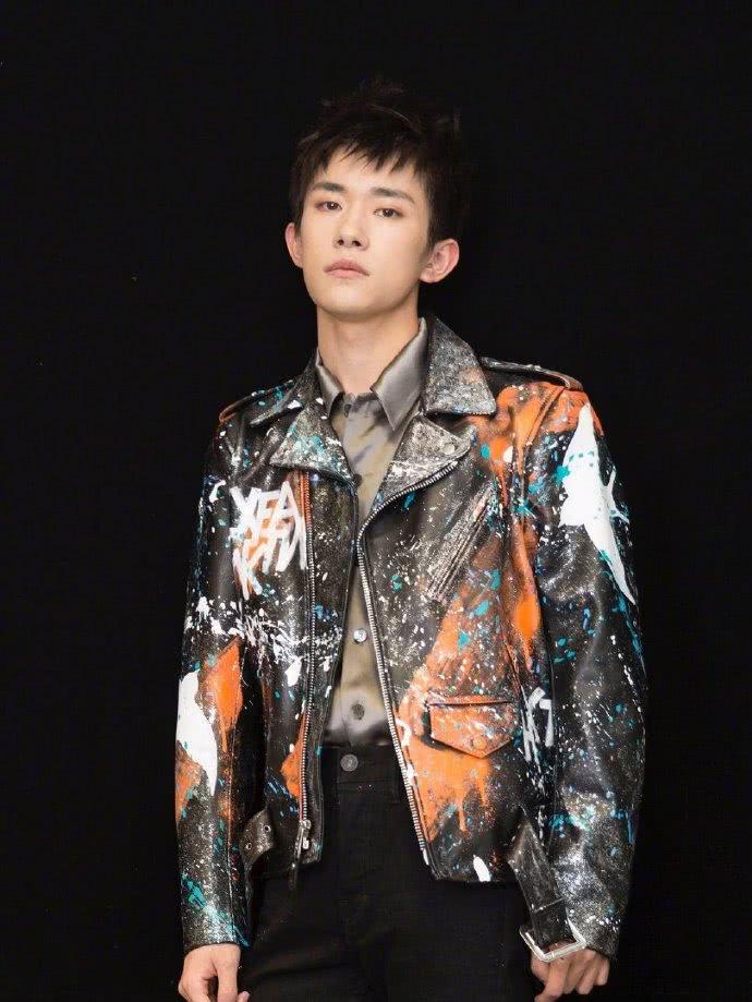 TFBoys最新合照，小巷深处的音乐与美食交汇的魅力之夜