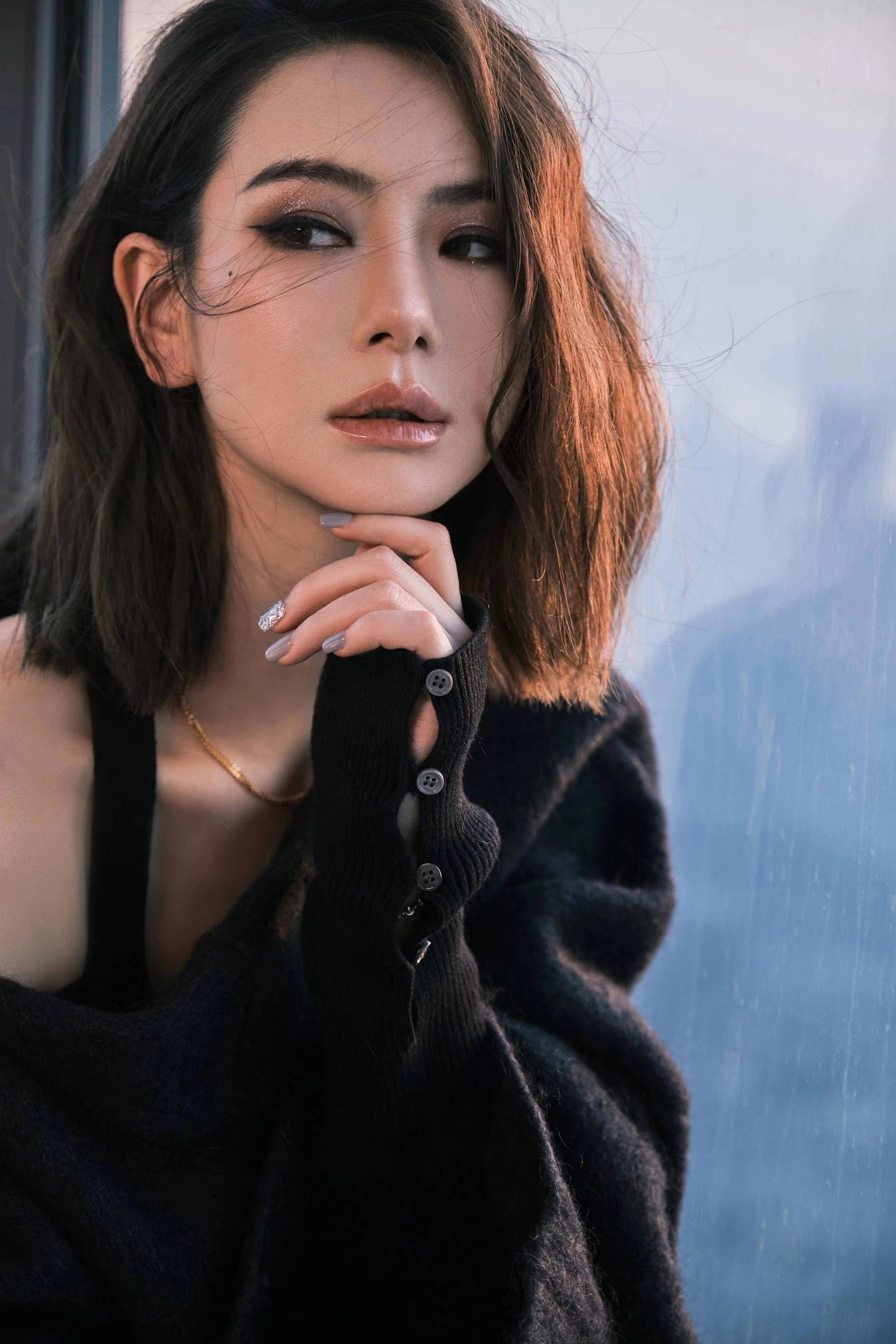 戚薇最新写真，日常小美好与友情纽带的美好展现